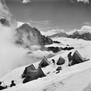 gregory_alfred-expedition_tents_mount_everest~OMcbd300~10417_20120722_319_696