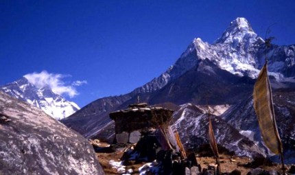 Everest from Khumbu w:Ama Dablam