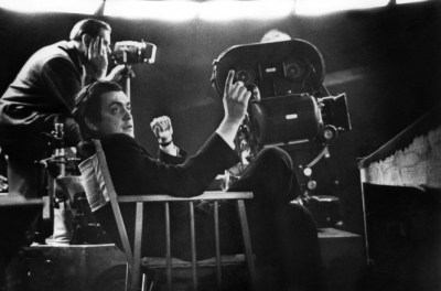 stanley_kubrick_on set in chair