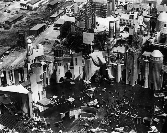 Thief of Bagdad trivia: How many workers built the towering Baghdad sets for this film?